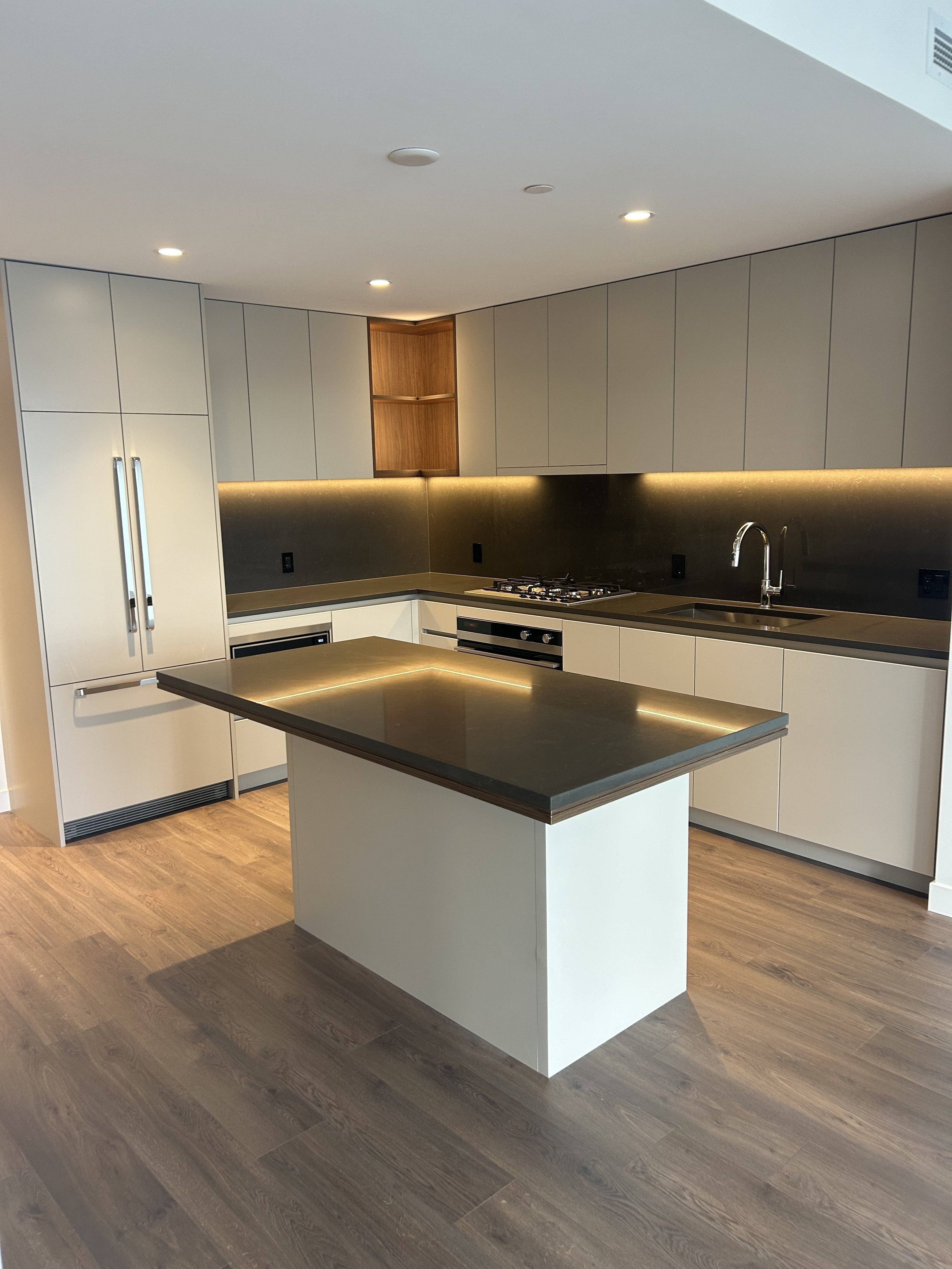 720 Farrow Street, Coquitlam, BC - Condo for rent
