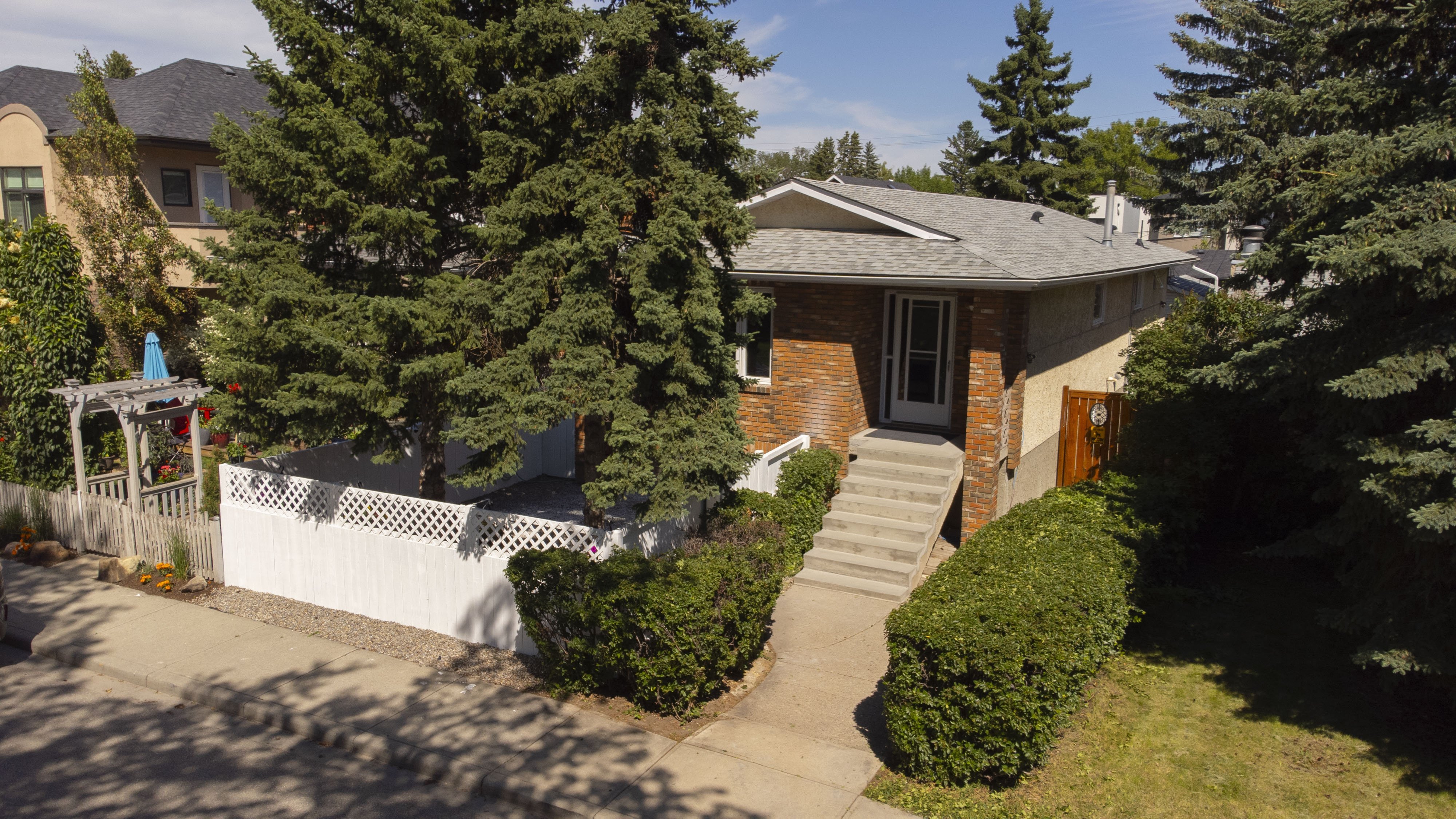 3316 2 Street Northwest, Calgary, AB - Main Floor for rent