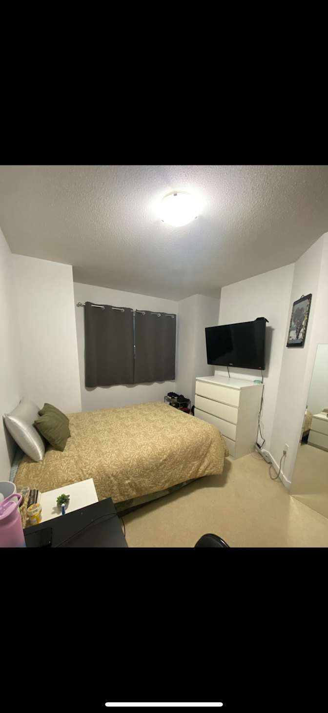 The King George Corridor, Surrey, BC - Room for rent