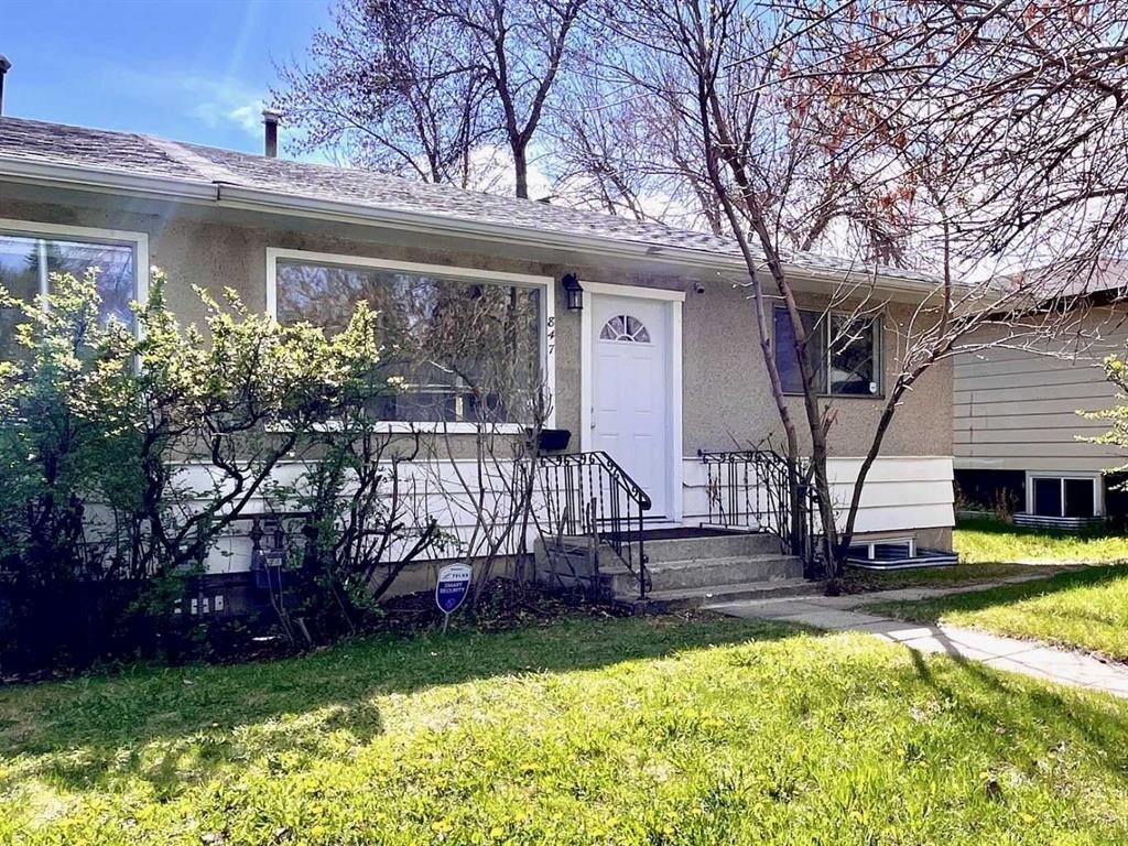 847 Northmount Drive Northwest, Calgary, AB - Room for rent