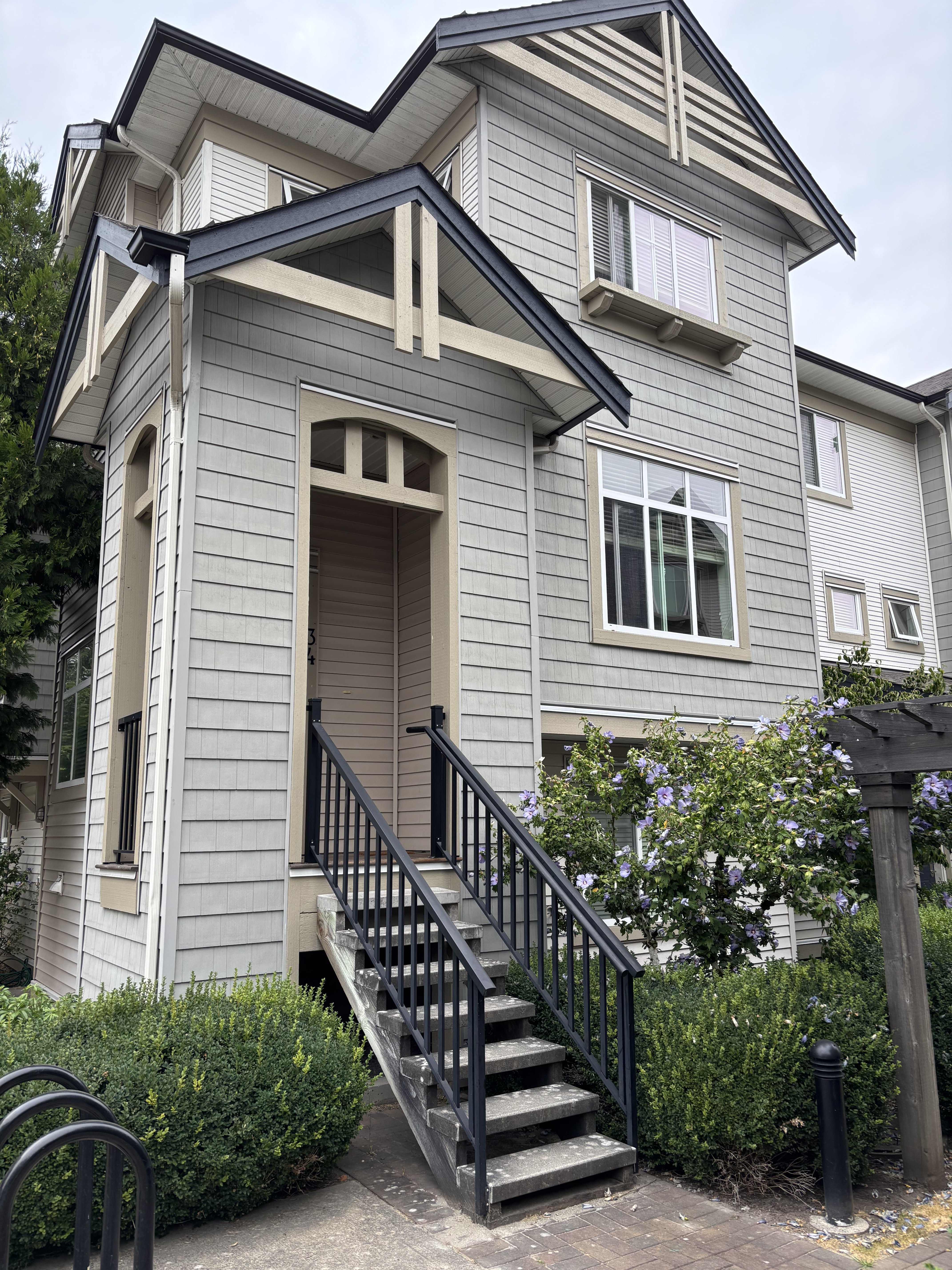 8418 163 Street, Surrey, BC - Condo for rent
