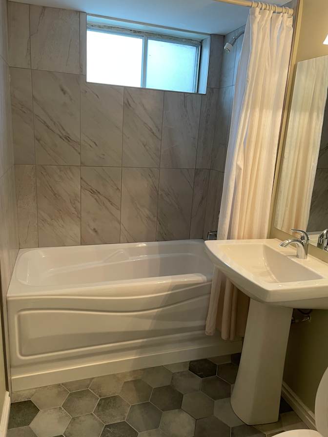 Alyth - Bonnybrook, Calgary, AB - Room for rent