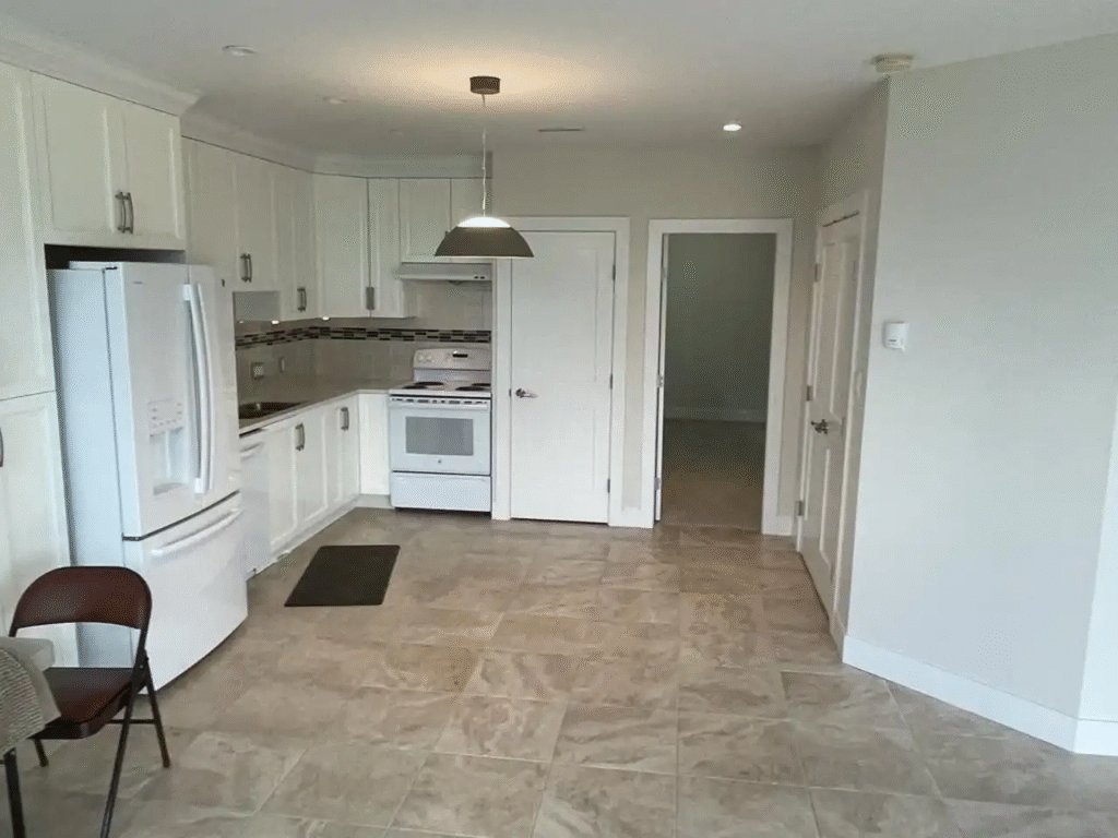 North Ellesmere Avenue, Burnaby, BC - House for rent