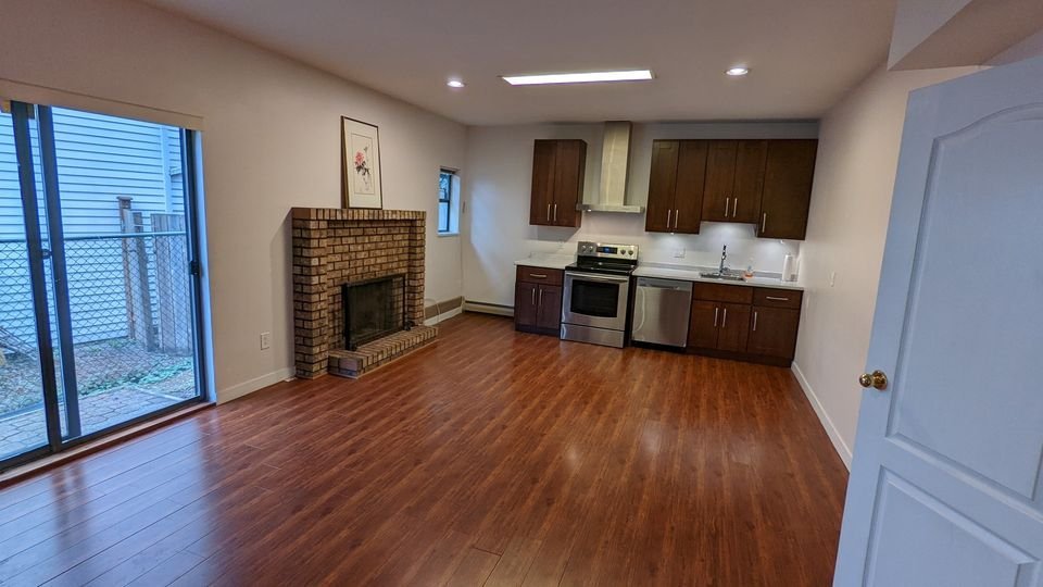 1400 Lansdowne Drive, Coquitlam, BC - House for rent