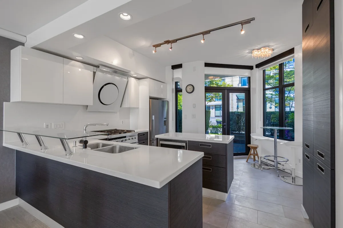 182 6th St W, North Vancouver, BC