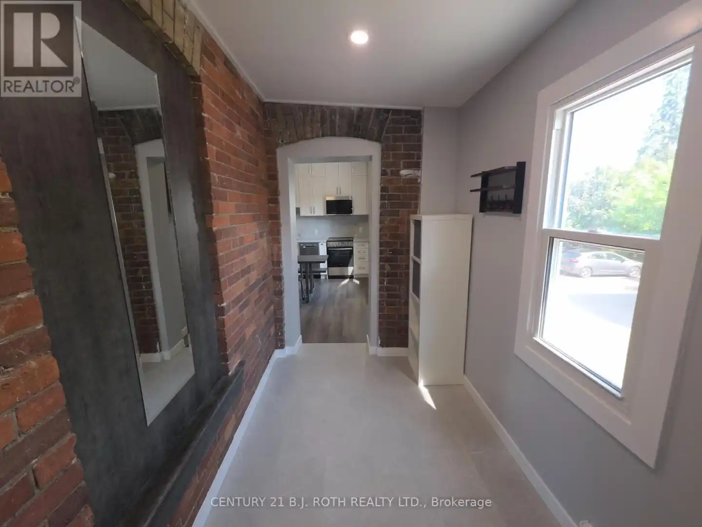 4 - 82 ALBERT STREET N