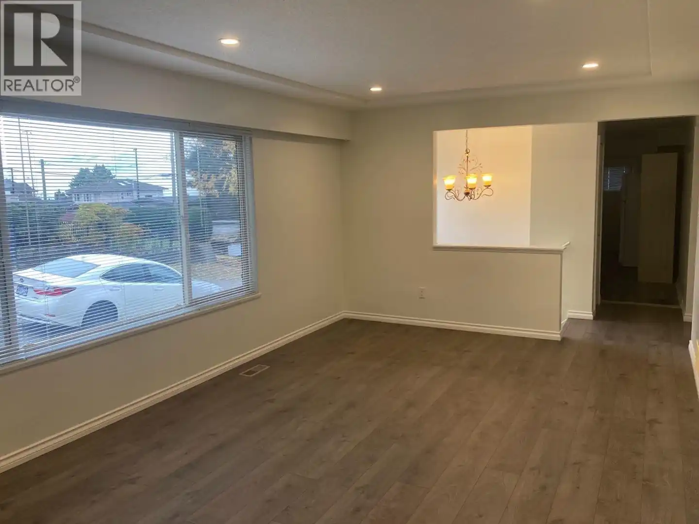UPPER 5704 DUNDAS STREET