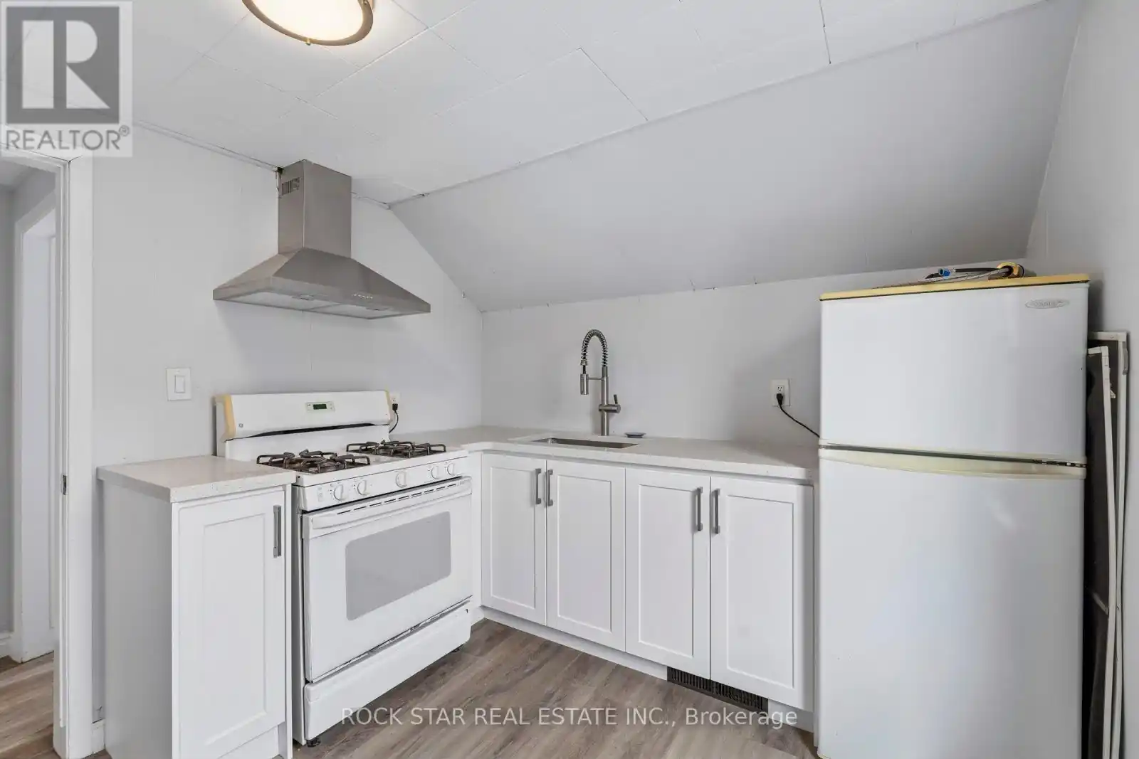UPPER - 26 ALBINA STREET - 26 ALBINA Street, Welland, ON