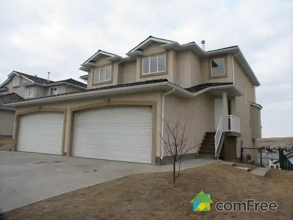 BEAUTIFUL EXECUTIVE RENTAL - DOUBLE ATTACHED GARAGE AVAILABLE JUNE 30TH