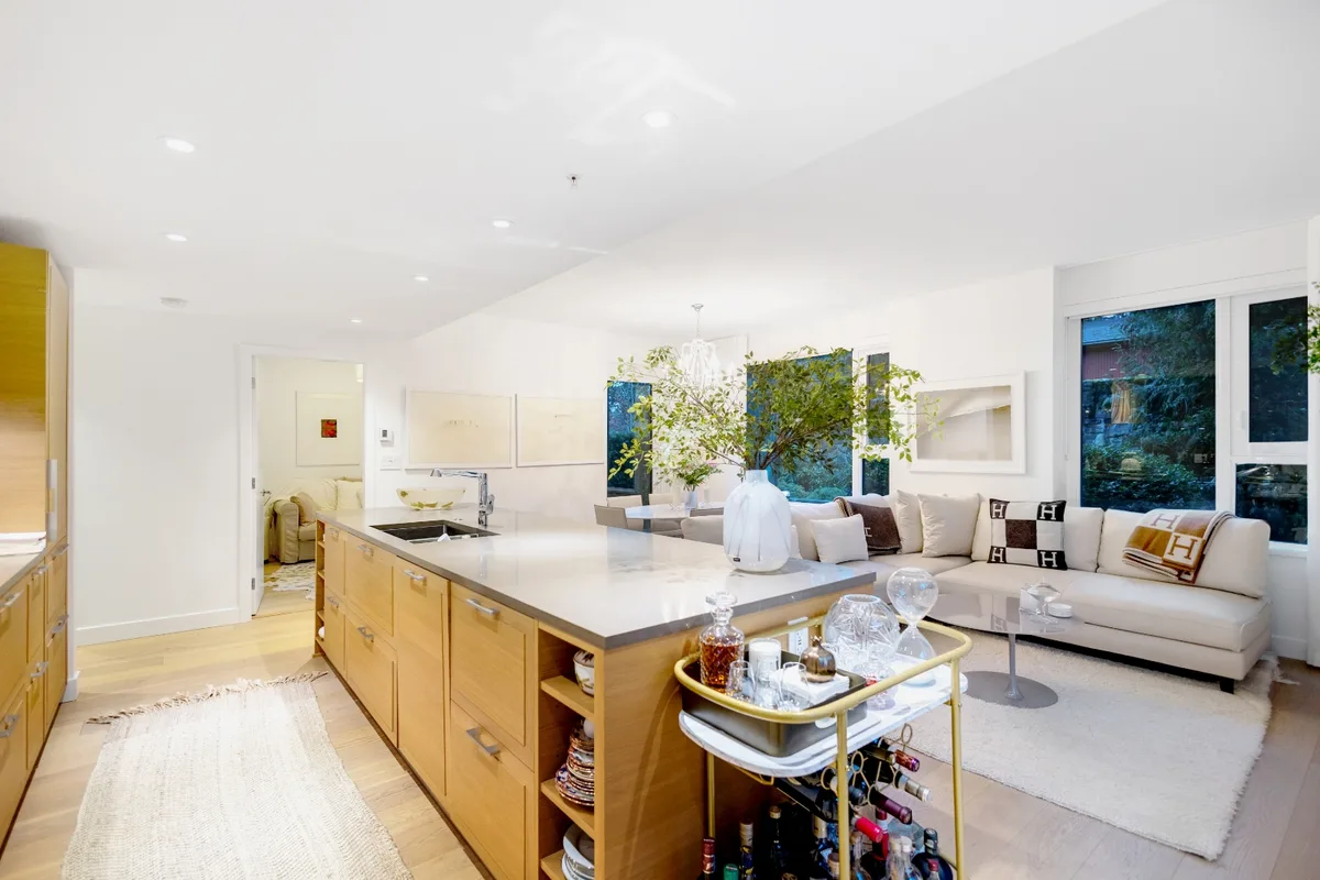 512 - 7128 Adera St