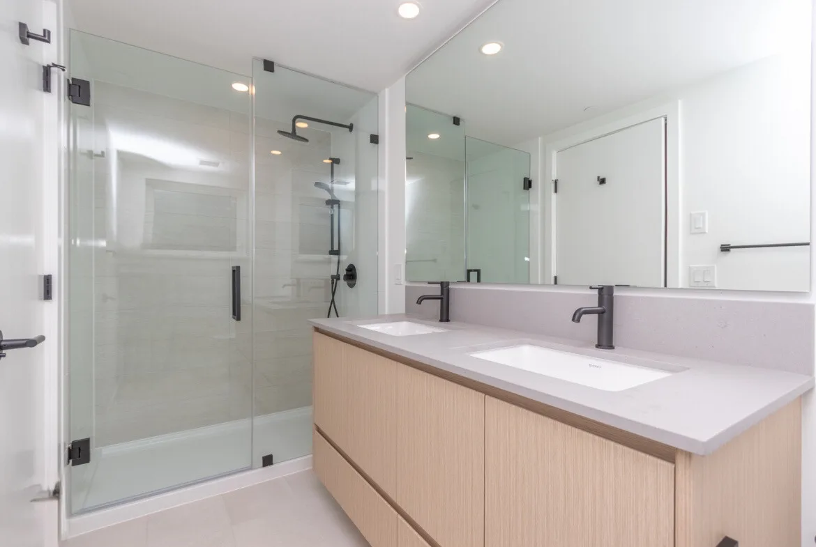 32 - 528 2nd St E