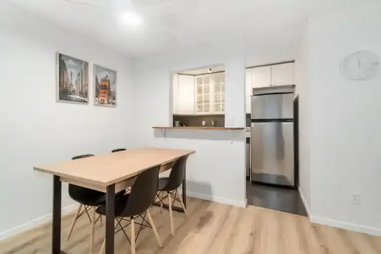 D13 - Stylish 1-bedroom suite in the heart of Kitsilano