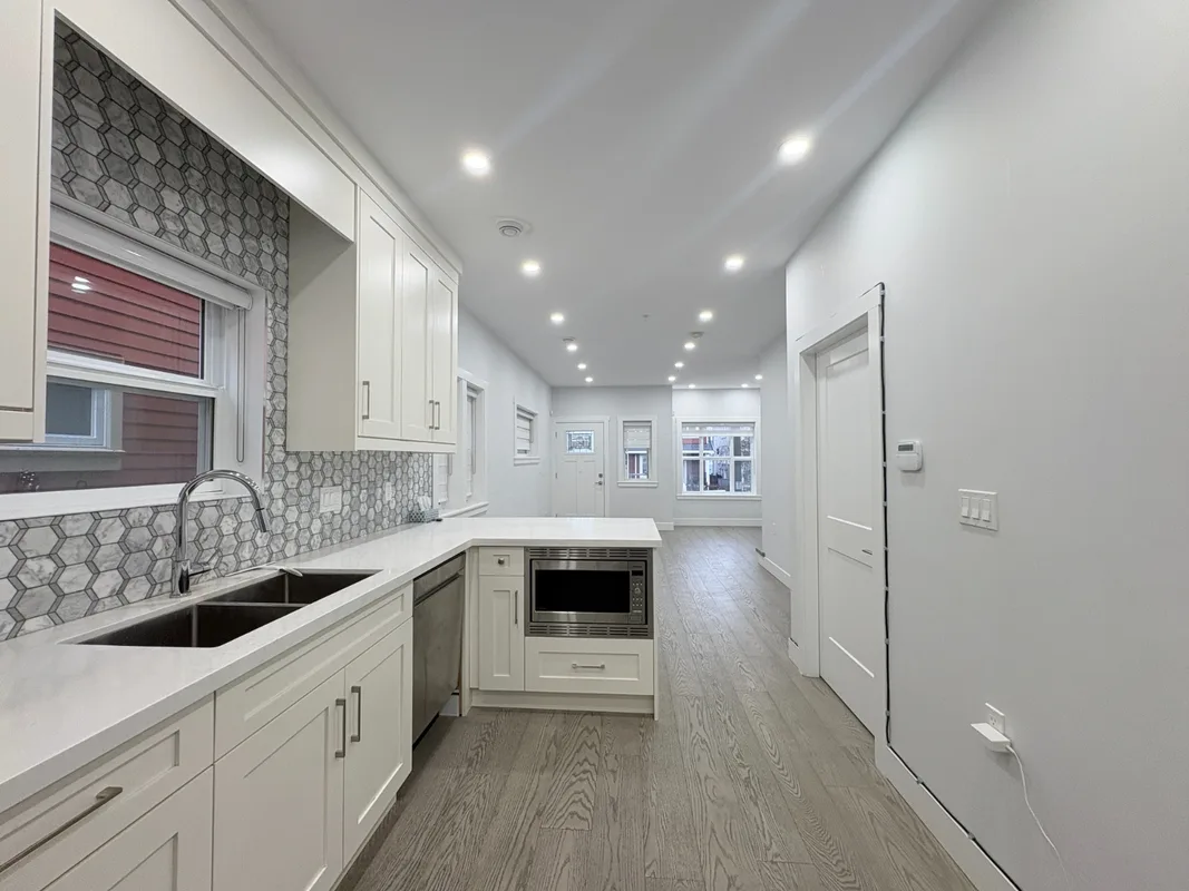 4990 Moss St, Vancouver, BC