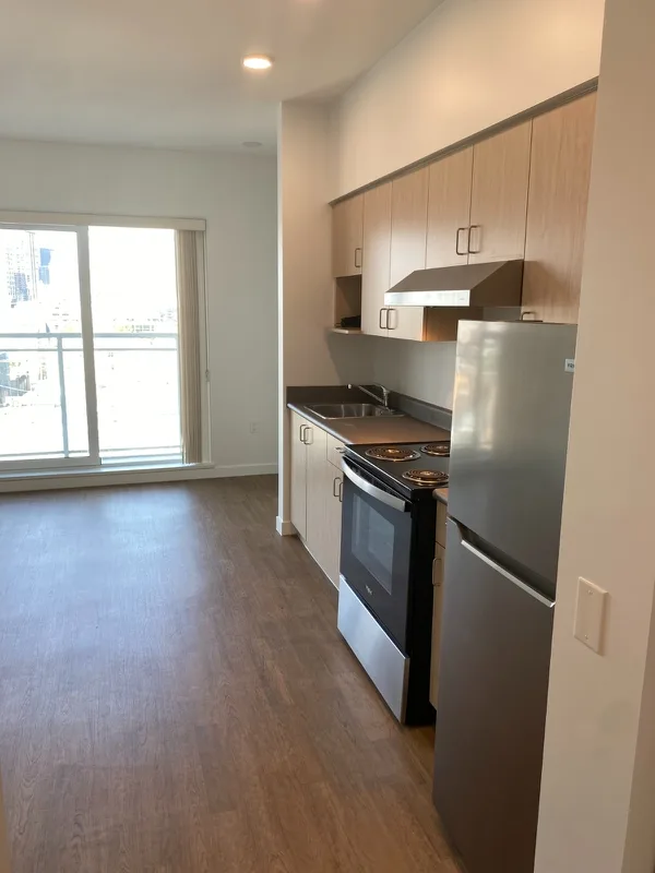 706 - 124 Dunlevy Ave