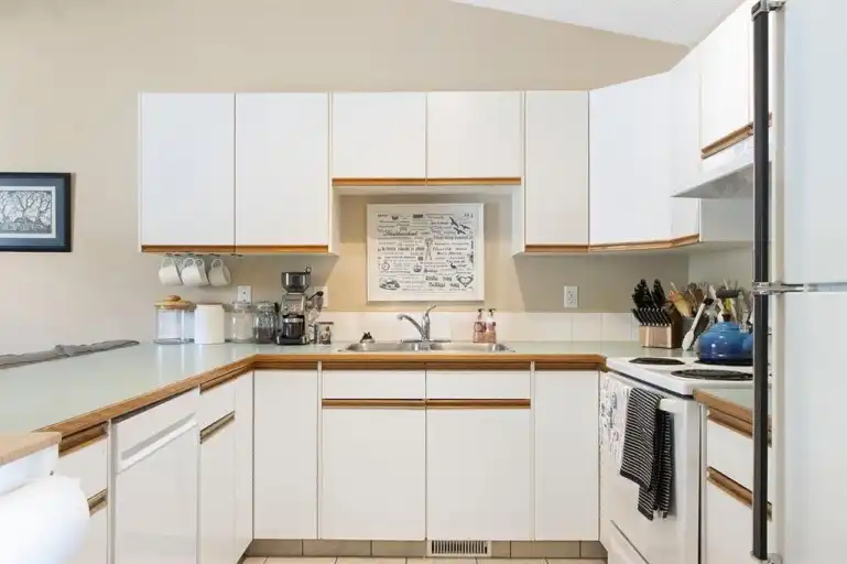Bright & Spacious 2-Bedroom Main Floor Suite in Cochrane