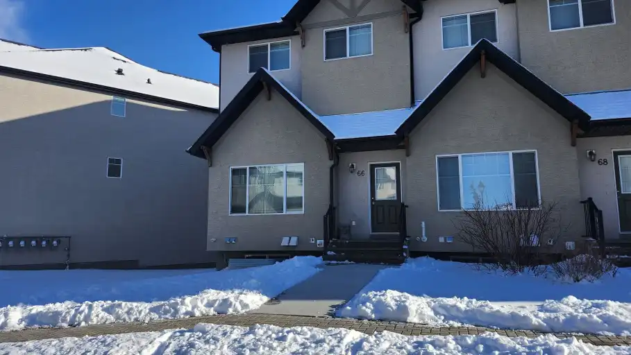 Beautiful 3-Bedroom Townhouse. End Lot. OKOTOKS. Near Modern Shopping Area +