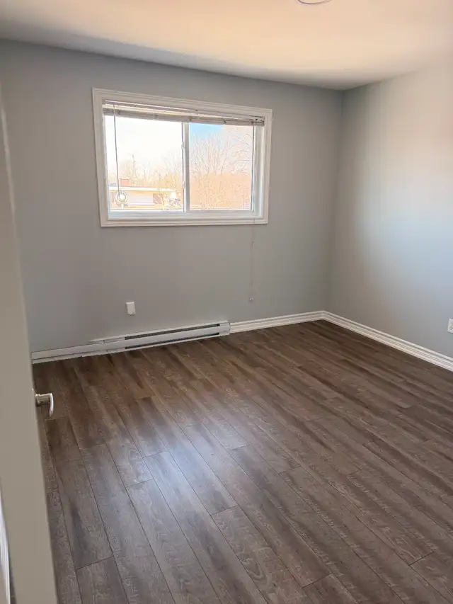Beautiful bright 2 Bedroom + Den | Long Term Rentals | Brantford | Free local classifieds - Kijiji