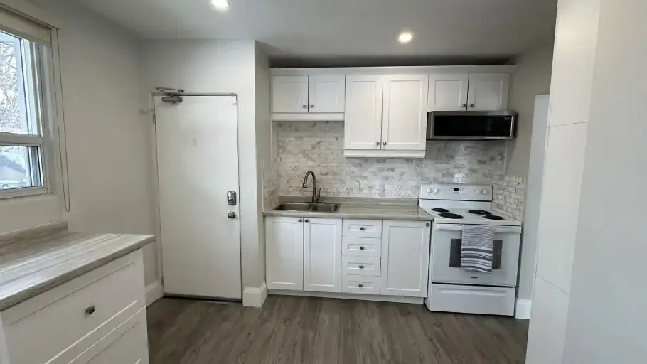 142 Maurice Court, Newmarket, Ontario, Canada, L3Y 2W2