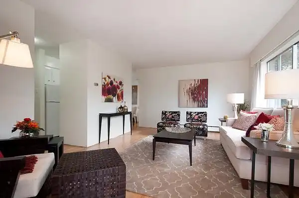 Royalee Court