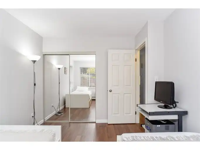 Riley Park 1/2 Duplex - 3 Bedroom Upper Floor