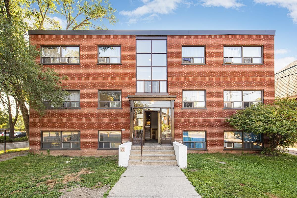Modern, freshly renovated units on Lake Shore