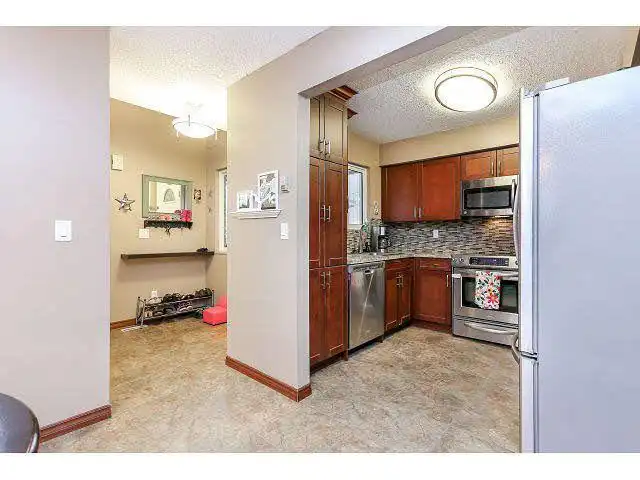Pitt Meadows Unfurnished House Rental on Wildcrest Avenue - Expansive 3 Bedroom plus 2 Bathroom with Fireplace and Hardwood Floors