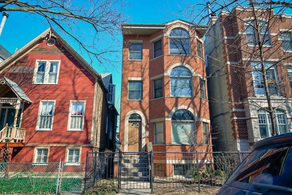 3713 North Janssen Avenue, Chicago, IL 60613, USA