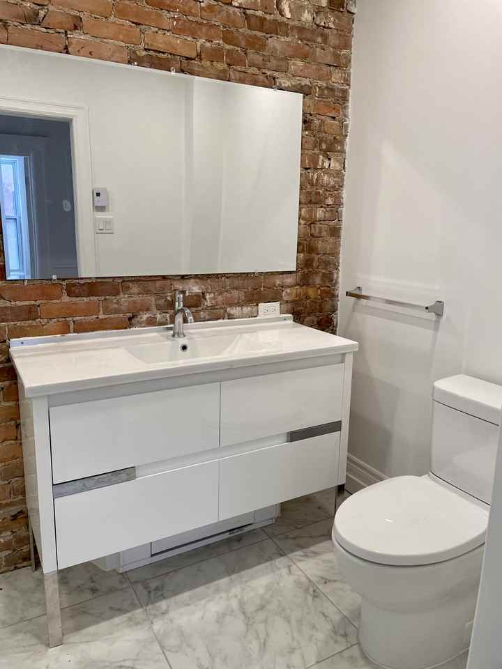 84 Rue Bagg, Montréal QC H2W 1K2, CAN