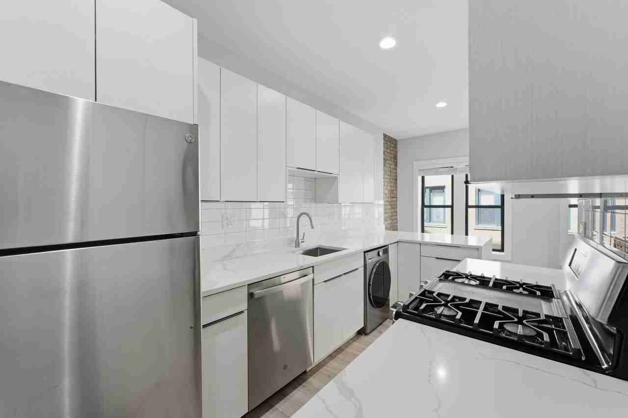 7736-42 N Eastlake Terrace