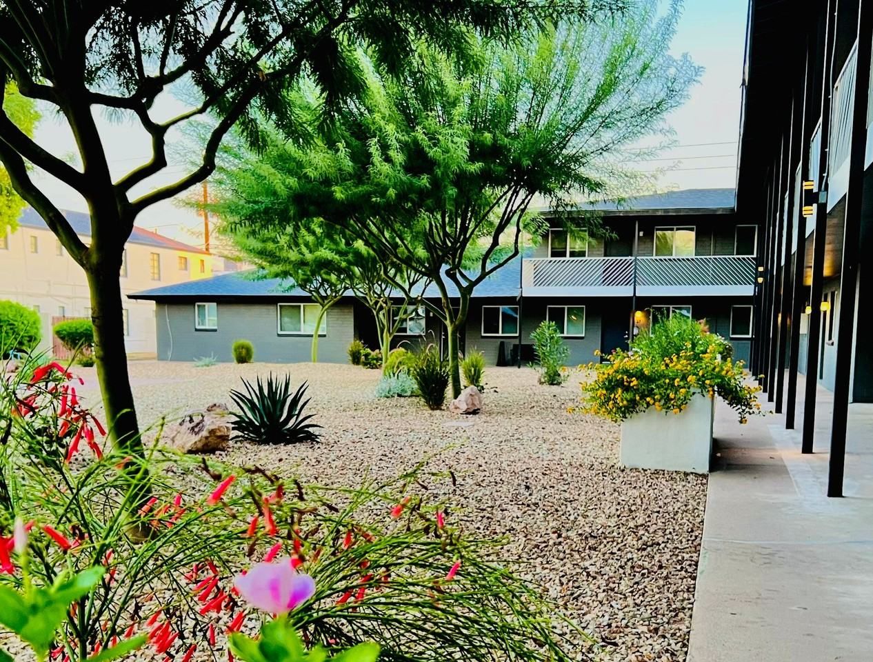 530 E. Mariposa St.