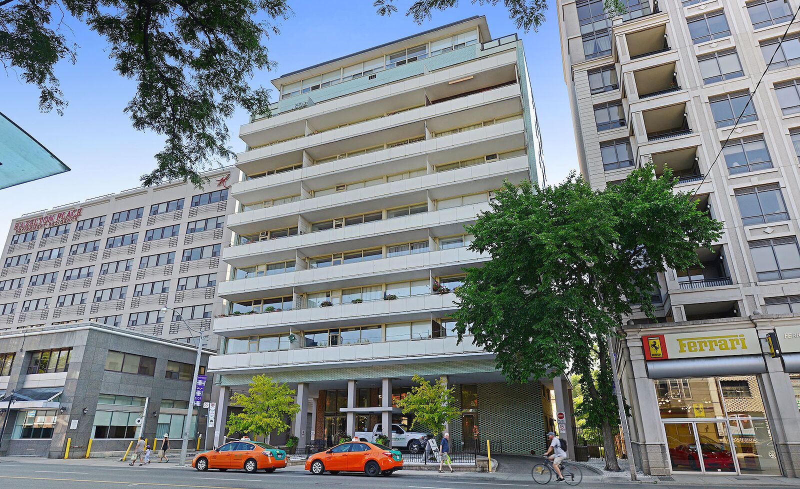 Located on Avenue Road in the esteemed Yorkville district, Avenue Park offers a rooftop terrace for residents of its stu