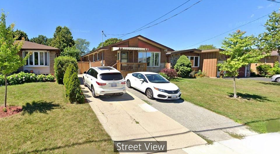 18 Greeningdon Dr, Hamilton, ON L9A 3A7, CAN