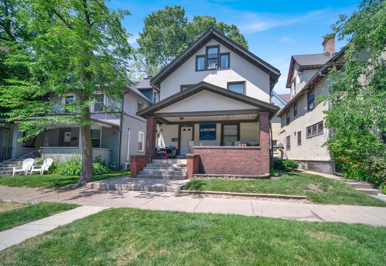 807 Foster
