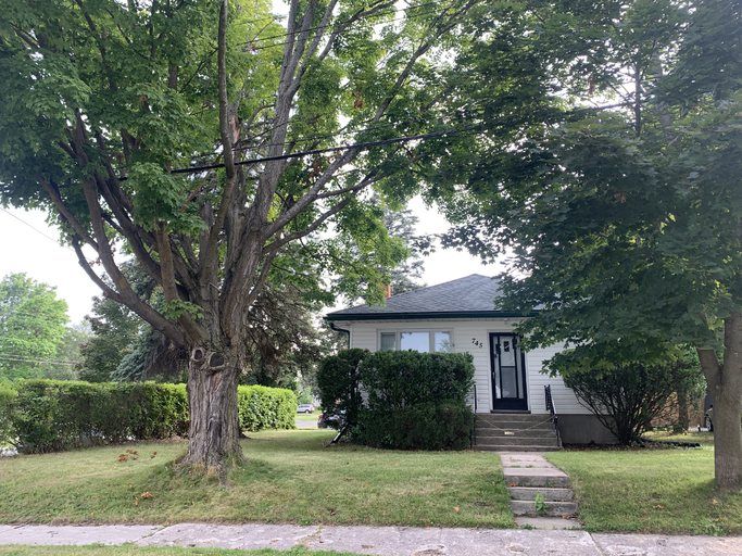 Updated 2 Bedroom + Den Main Floor Apartment – North End Peterborough