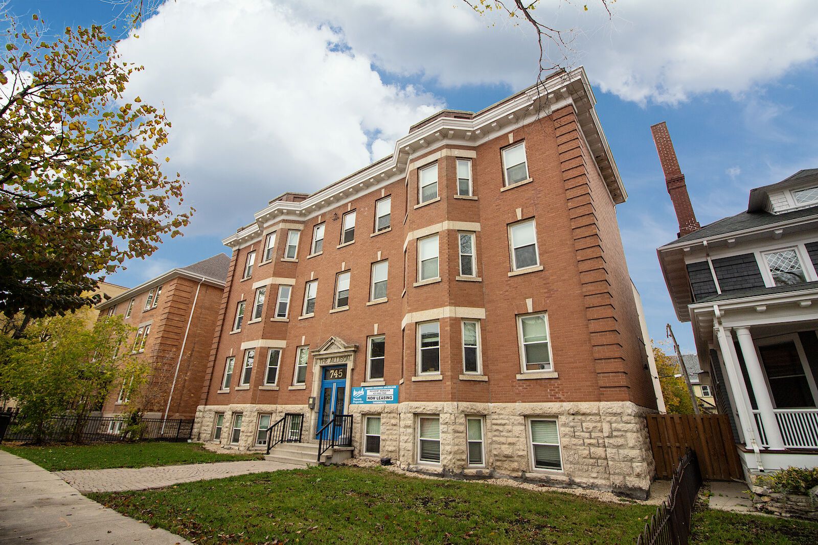 Renovated 1 Bedroom Suite. Heat, Water + 1GB Fibre High-Speed Internet Included. Pet-Friendly (No pet deposit required)