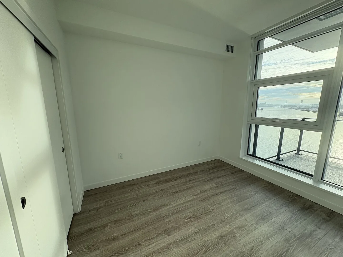 NEW - Riverfront Views 16th floor - 2Bd2Ba Luxury Condo Unit w/ EV parking