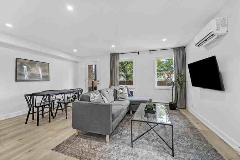 885 Somerset St W, Ottawa, ON K1R 6R6, CAN