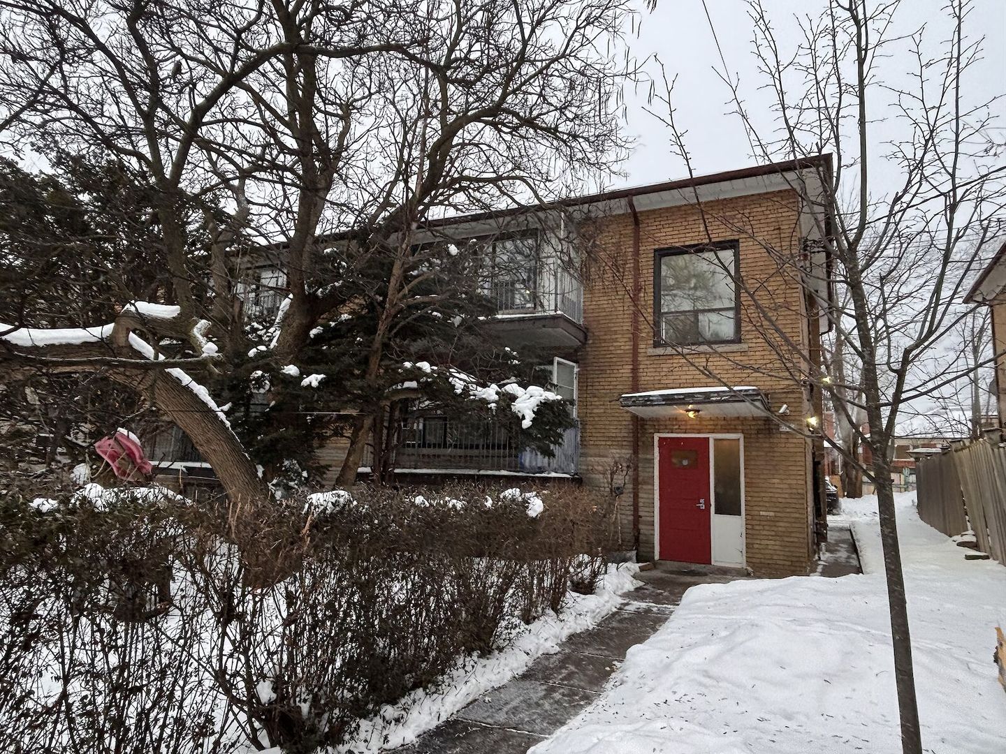 Large 3-bedroom apartment with a balcony.