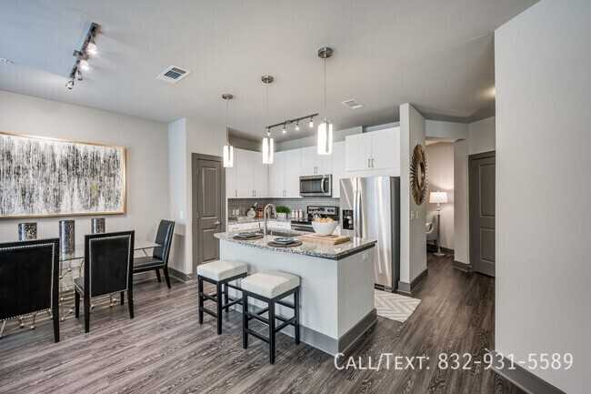 1898 Center St, Houston, TX 77007, USA