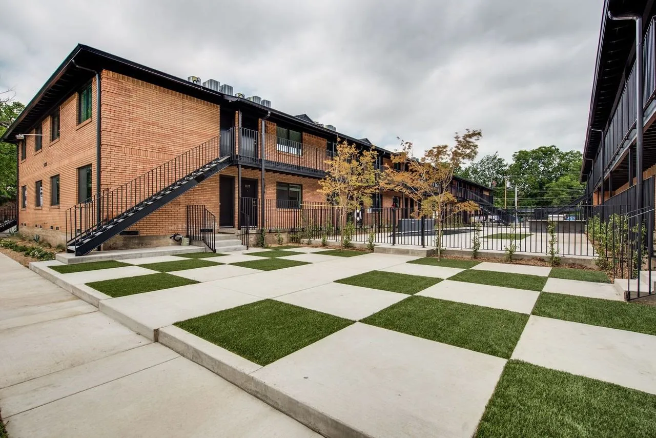 The Liveoak Manor | Renovated Apartments Near Lower Greenville & Knox