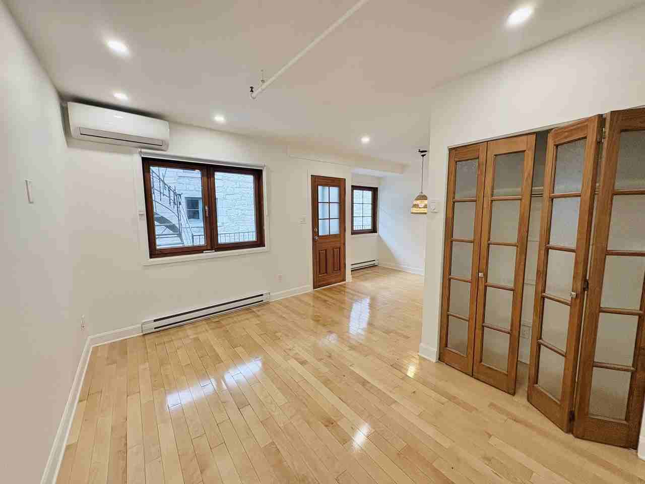 215 Rue de la Commune Ouest, Montréal, QC H2Y 3W8, CAN