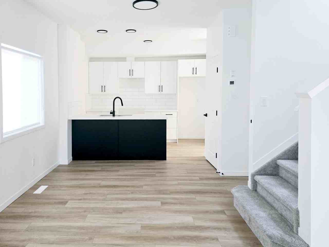 Edmonton #11637MAIN, AB T5B 3C1, CAN