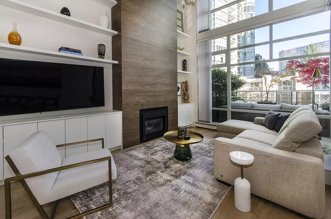 Vancouver Furnished Townhouse Rental - Dazzling 2 Bedroom + Den Townhome with Private Patio and Hotel Amenities in Downtown Vancouver