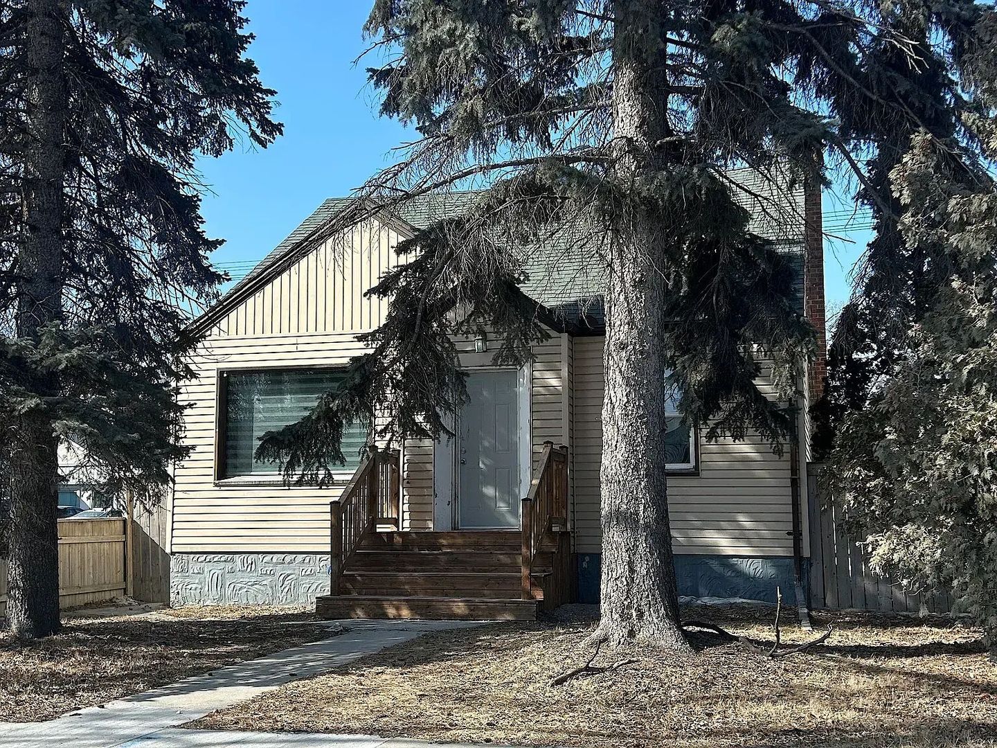 4 Bedroom home in Crescentwood for rent!