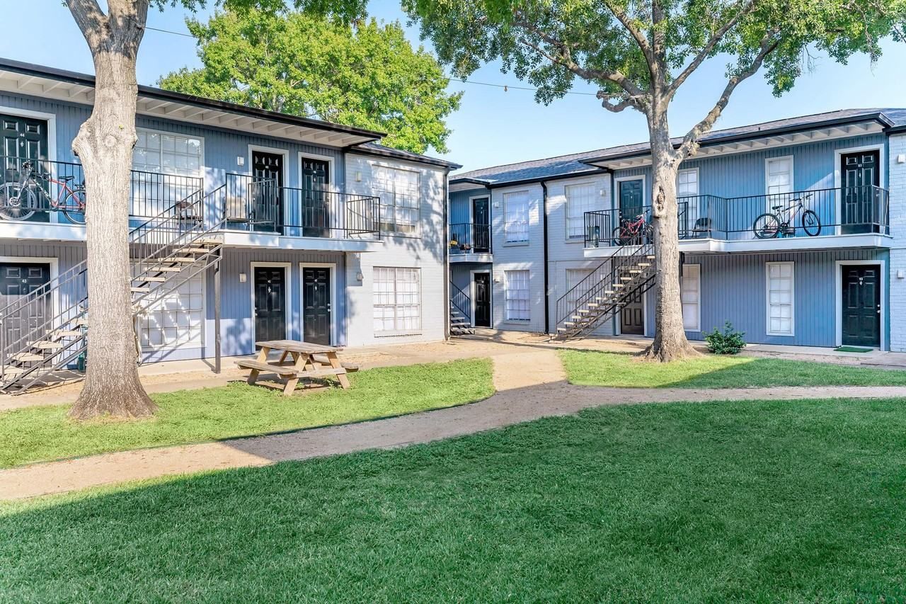 Colonial Woods Apartments