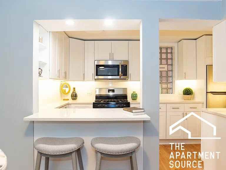 3729 North Clifton Avenue, Unit 1R