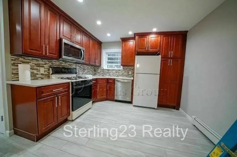 2066 48th St, Astoria, NY 11105, USA