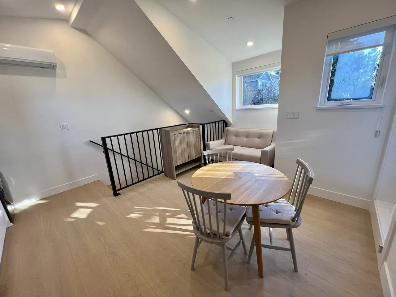 5482 Quebec Street, Vancouver, BC V5W 4A4, CAN