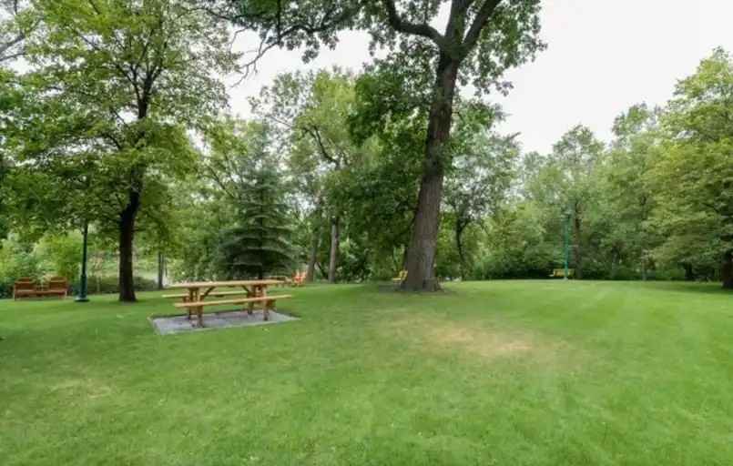 300 Roslyn Rd, Winnipeg, MB R3L 0H4, CAN