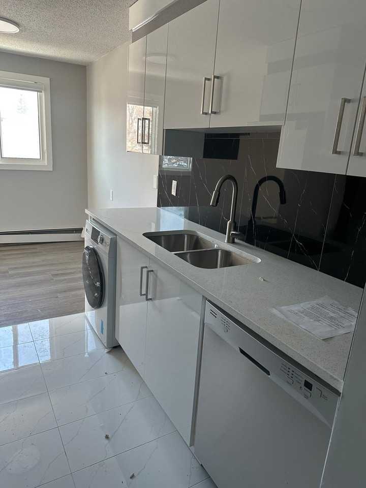 85 Ave & 99 St NW #405, Edmonton, AB T6E 3T7, CAN